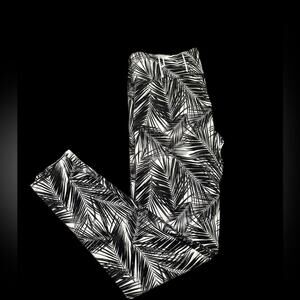 PINK by Victoria’s Secret Black and White Small Yoga Cropped Pants